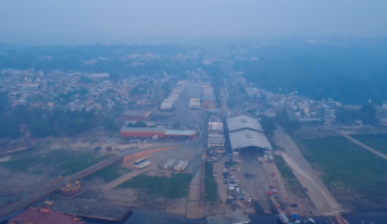 Fumaça densa volta a encobrir Manaus, que registra pior qualidade do ar do Brasil; Defesa Civil emite alerta severo