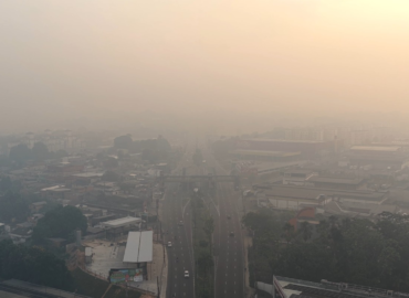 Concentração de poluentes persiste nas zonas Sul e Leste de Manaus após dia de fumaça intensa; há previsão de chuvas, diz meteorologista