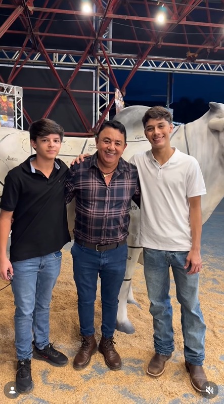Bernardo e João Gabriel com o avô, João Reis - Foto: Reprodução / Instagram @joaoreis.araujo