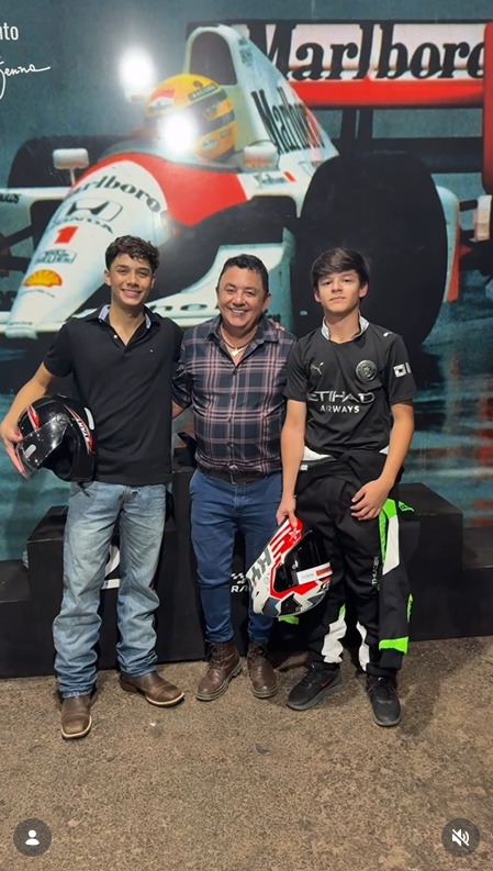 João Gabriel e Bernardo com o avô, João Reis - Foto: Reprodução / Instagram @joaoreis.araujo