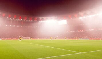 Flamengo vence Atlético-MG nos acréscimos e segue líder do Brasileirão