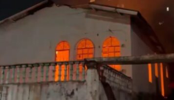 Forte incêndio atinge casa no bairro Aleixo, em Manaus