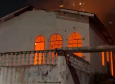 Forte incêndio atinge casa no bairro Aleixo, em Manaus