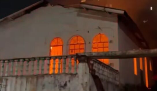 Forte incêndio atinge casa no bairro Aleixo, em Manaus