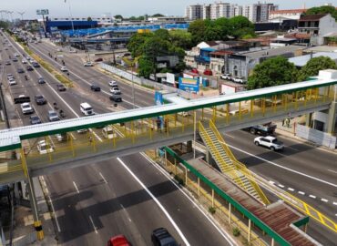 Após mais de dois anos, nova passarela na Avenida Torquato Tapajós é liberada para pedestres em Manaus