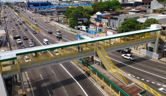Após mais de dois anos, nova passarela na Avenida Torquato Tapajós é liberada para pedestres em Manaus