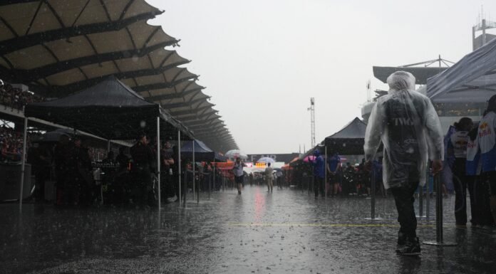 Fortes chuvas adiam largada do GP do Bahrein na Malásia