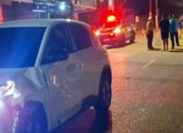 Colisão entre moto e carro deixa três pessoas gravemente feridas em Porto Velho