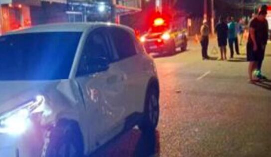 Colisão entre moto e carro deixa três pessoas gravemente feridas em Porto Velho