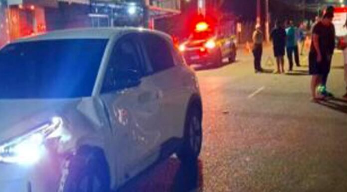 Colisão entre moto e carro deixa três pessoas gravemente feridas em Porto Velho