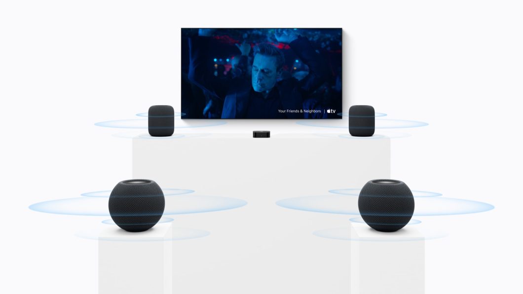 ilustração de uma TV com um sistema de som dispondo quatro HomePods