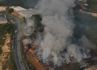 Incêndio em vegetação continua pela manhã após se intensificar durante a noite em Manaus