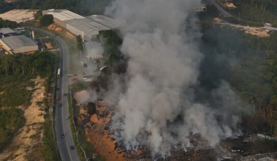 Incêndio em vegetação continua pela manhã após se intensificar durante a noite em Manaus