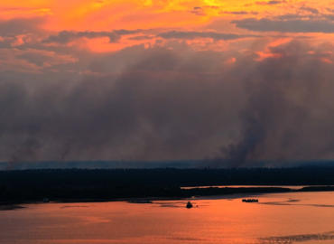 Incêndio que encobriu trecho da AM-070 com fumaça é 80% controlado em Cacau Pirêra, diz bombeiros