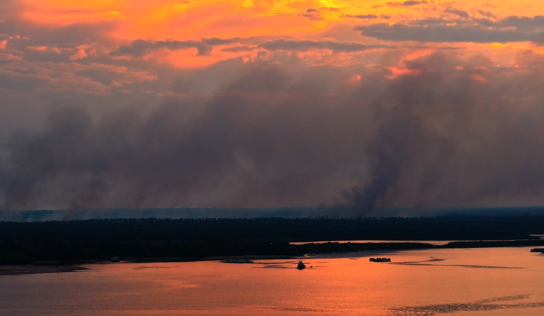 Incêndio que encobriu trecho da AM-070 com fumaça é 80% controlado em Cacau Pirêra, diz bombeiros