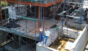 Após 4 anos, ex-BBB e a ex finalizam casa sustentável com vista para a natureza que virou refúgio em SP