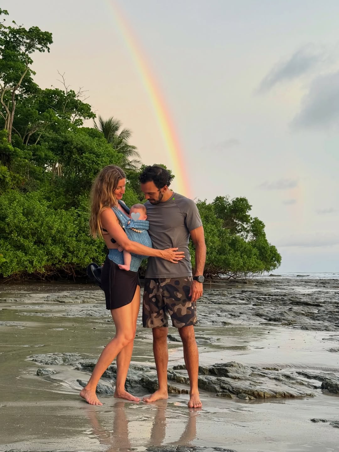 Gisele Bündchen e o marido, Joaquim Valente, com o filho do casal - Foto: Reprodução / Instagram @gisele