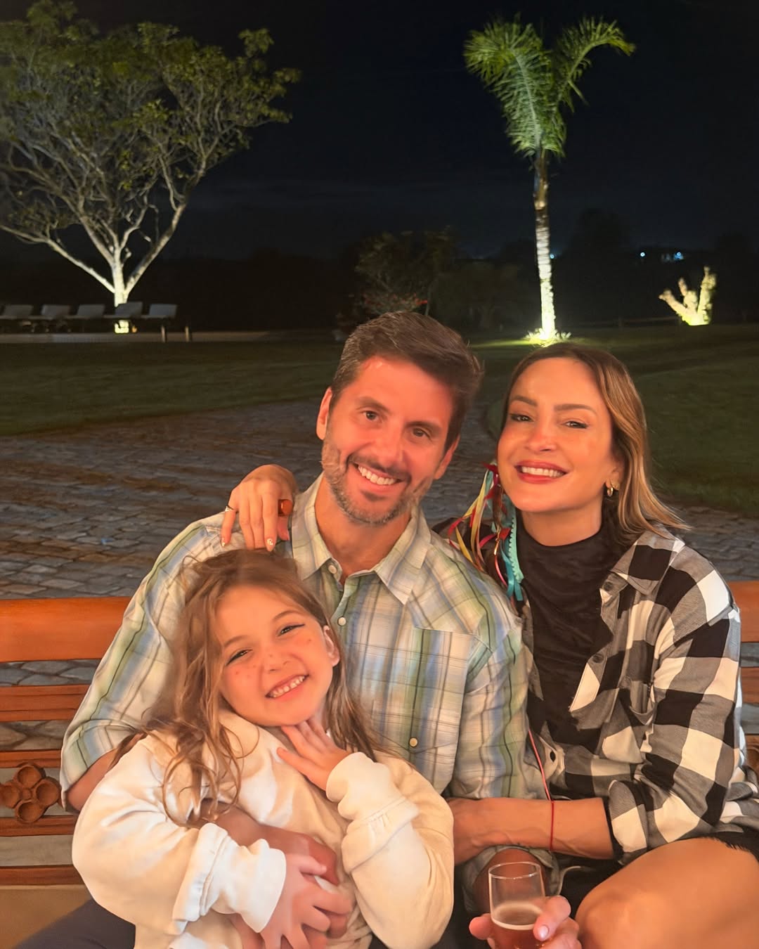 Claudia Leitte com o marido, Márcio Pedreira, e a filha caçula do casal, Bela - Foto: Reprodução / Instagram @claudialeitte