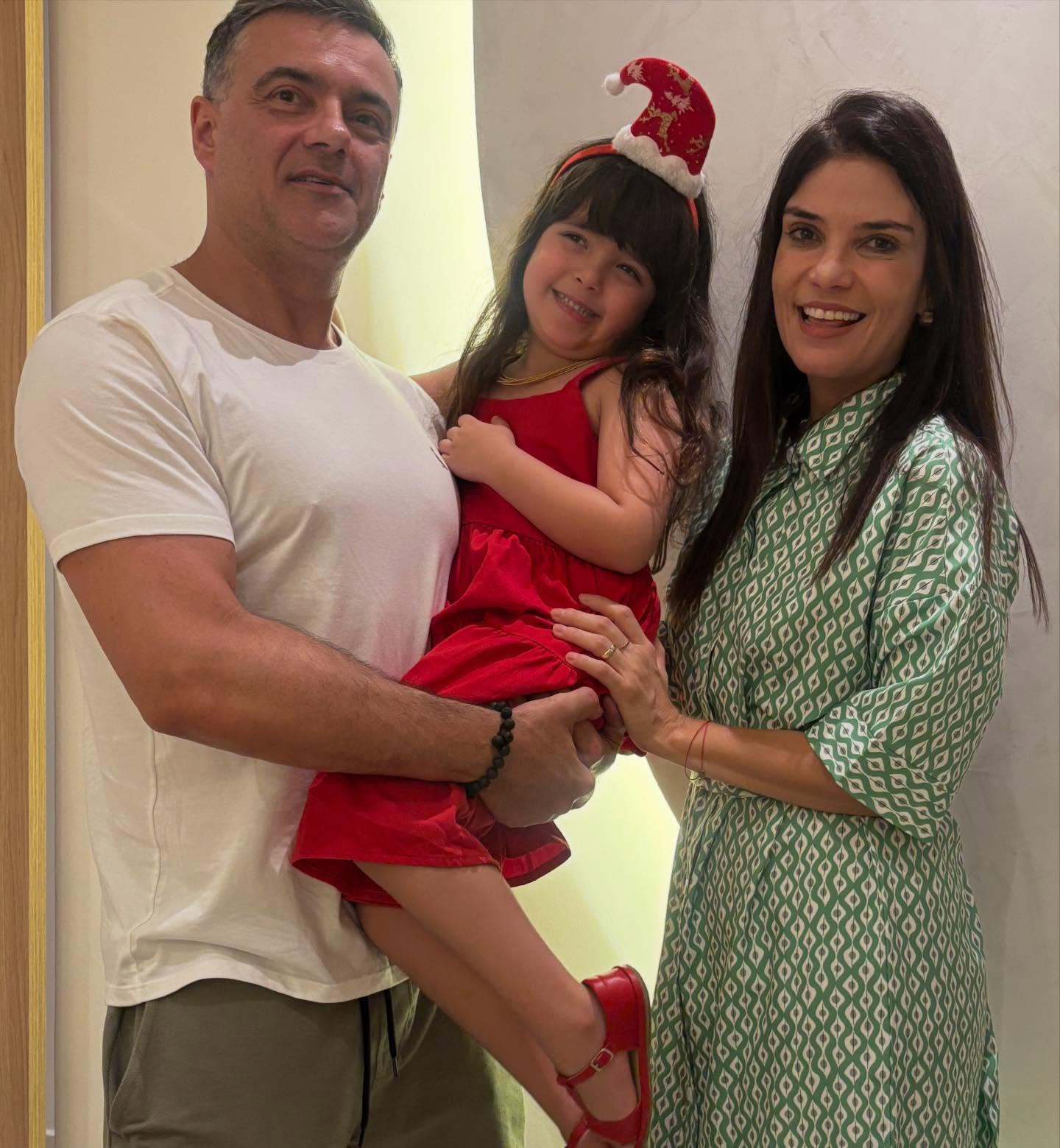 Sabina Simonato com o marido, Evandro Gandolfi, e a filha do casal, Sophia - Foto: Reprodução / Instagram @sabinasimonato
