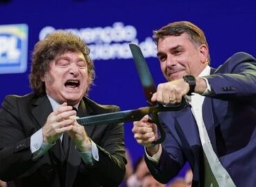 Milei chama Lula de ladrão e declara apoio a Flávio Bolsonaro: “Meu amigo”