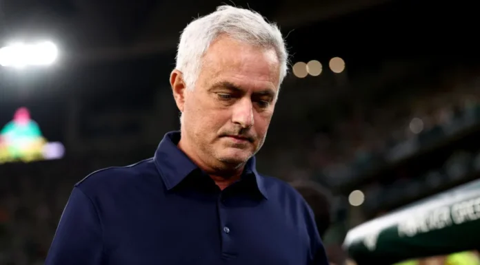 Jornalista espanhol detona Mourinho: “Treinador ultrapassado”David Bernabéu criticou duramente o técnico português do Real Madrid e afirmou que sua contratação foi o melhor reforço do Barcelona nesta temporada.