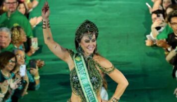 Aos 44 anos, Paolla Oliveira brilha ao ser coroada rainha da Imperatriz Leopoldinense