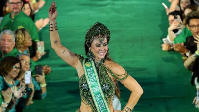Aos 44 anos, Paolla Oliveira brilha ao ser coroada rainha da Imperatriz Leopoldinense