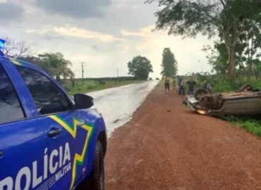Rolim de Moura: Mulher fica ferida após carro capotar na RO-010, próximo à Linha 176