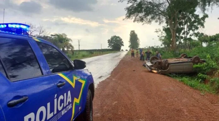 Rolim de Moura: Mulher fica ferida após carro capotar na RO-010, próximo à Linha 176