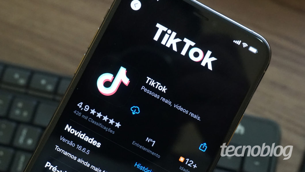 Fotografia colorida mostra o app TikTok na App Store do iPhone 