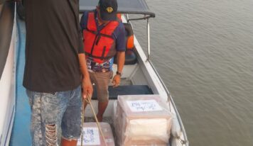 Fumaça e nível baixo dos rios mudam logística de envio de urnas em Parintins, no Amazonas