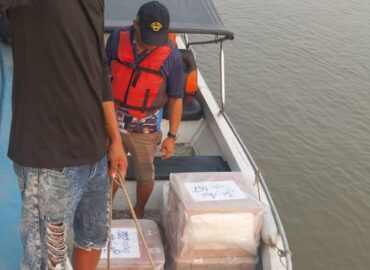 Fumaça e nível baixo dos rios mudam logística de envio de urnas em Parintins, no Amazonas