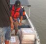 Fumaça e nível baixo dos rios mudam logística de envio de urnas em Parintins, no Amazonas