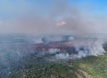 Incêndio florestal em Itacoatiara chega ao 11º dia e fumaça se espalha pela cidade