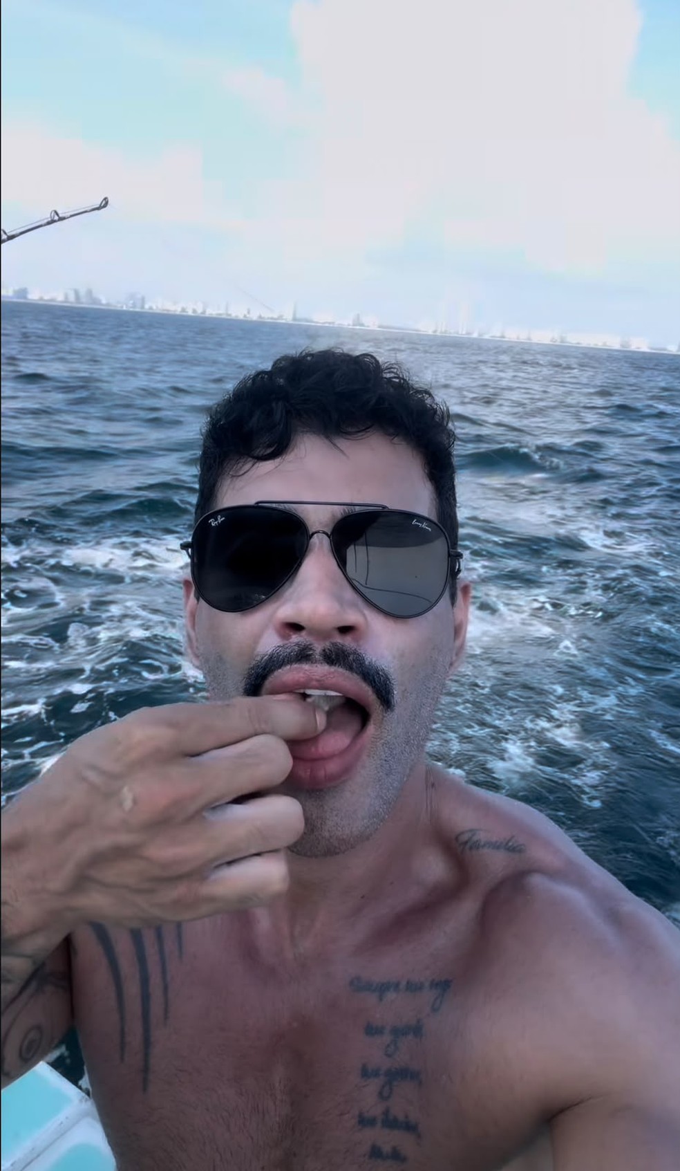 Gusttavo Lima prepara peixe fresco após dia de pesca com os filhos — Foto: Reprodução Instagram @gusttavolima