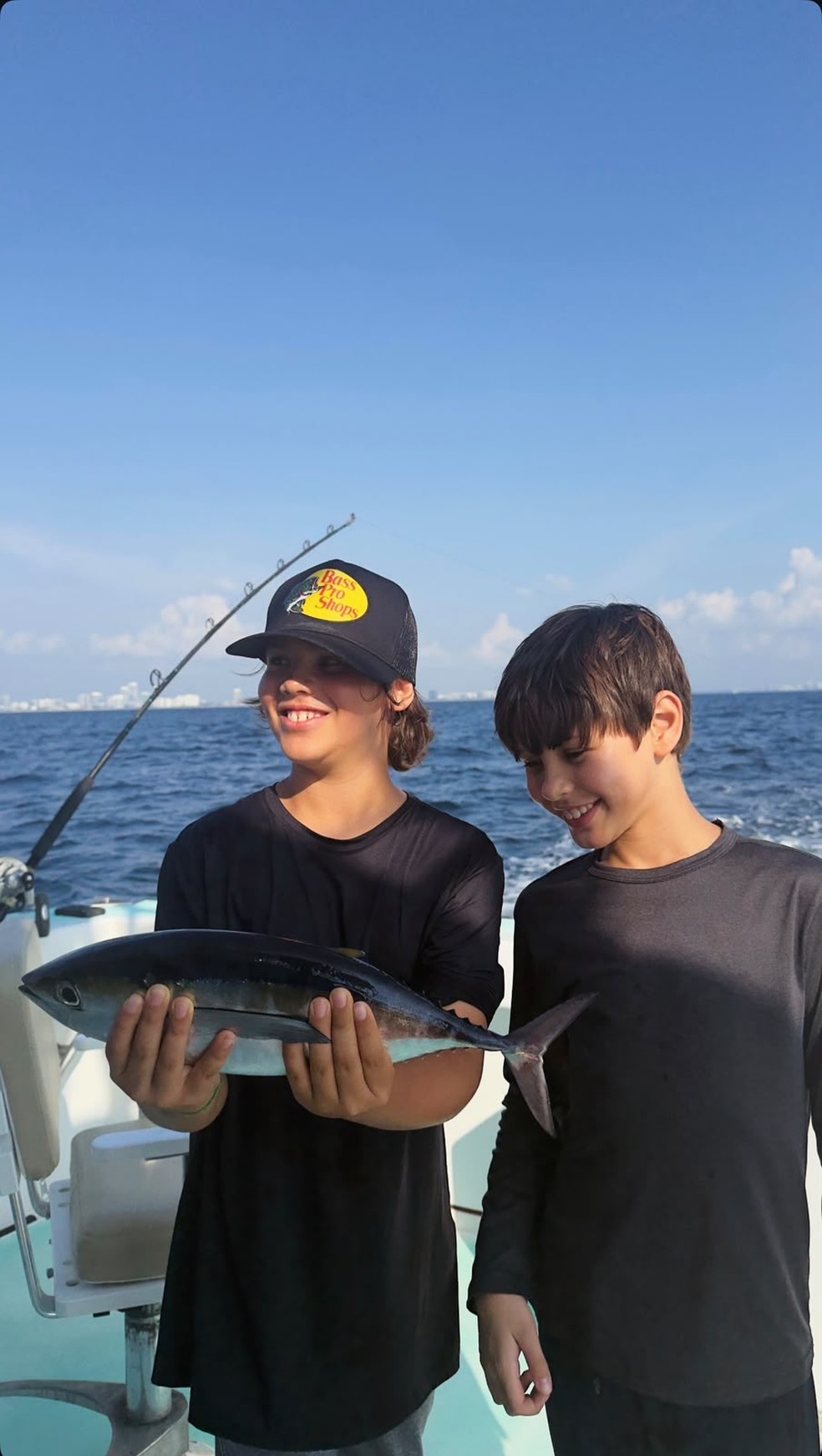 Gusttavo Lima curte dia de pesca com os filhos — Foto: Reprodução Instagram @gusttavolima