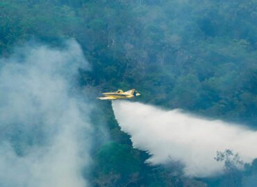 Aeronaves federais lançam mais de 1 milhão de litros de água contra incêndios no AM